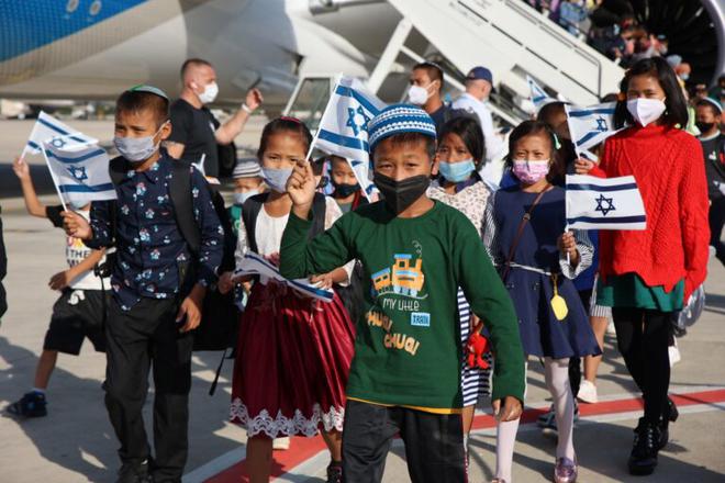 Après des années d’attente, 235 membres d’une tribu biblique perdue retournent en Israël