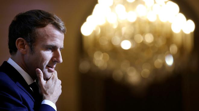 Présidentielle : candidat sans le dire, Macron assume