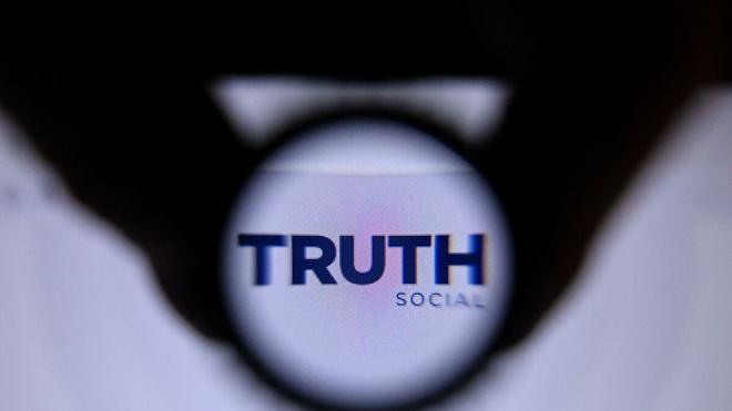 «Truth Social» : cinq minutes pour comprendre pourquoi le réseau social de Donald Trump flambe déjà en Bourse