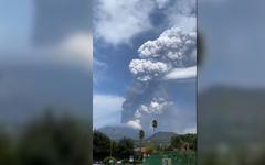 Nouvelle éruption de l'Etna en Sicile : le volcan crache d'impressionnants nuages de fumée et de cendres