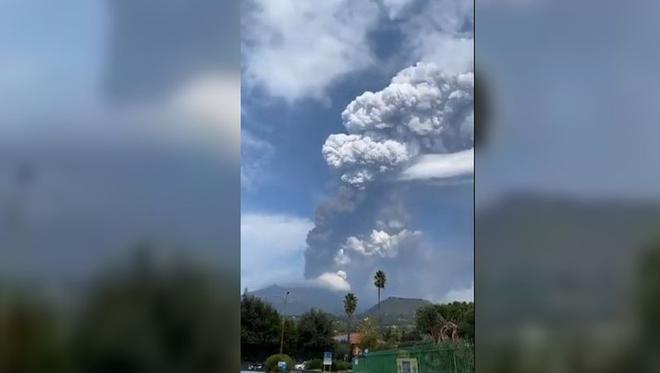 Nouvelle éruption de l'Etna en Sicile : le volcan crache d'impressionnants nuages de fumée et de cendres