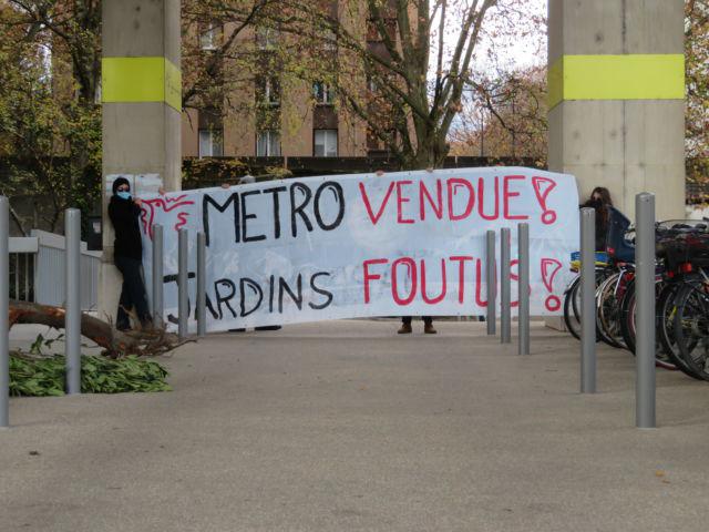 Une branche d’arbre déraciné déposée devant la métropole de Grenoble pour dénoncer l’artificialisation des terres