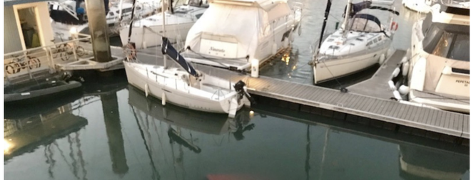 Vendée Les Sables-d’Olonne. REPLAY EN IMAGES: une voiture plonge dans le port de pêche!