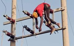 Un Nigerian meurt électrocuté en volant des câbles électriques sur un poteau (photo)