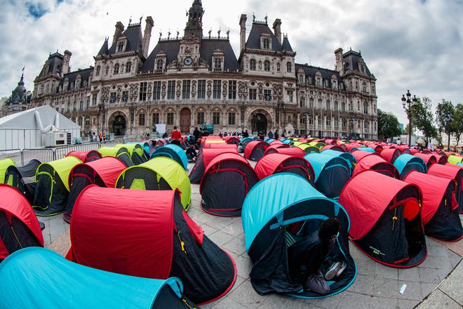 Des dizaines de tentes de migrants évacuées par la police devant l'Hôtel de ville de Paris (VIDEOS)