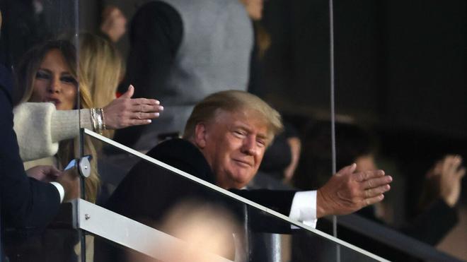 Donald Trump fait le «Tomahawk Chop», jugé insultant pour les Amérindiens, lors d’un match de baseball