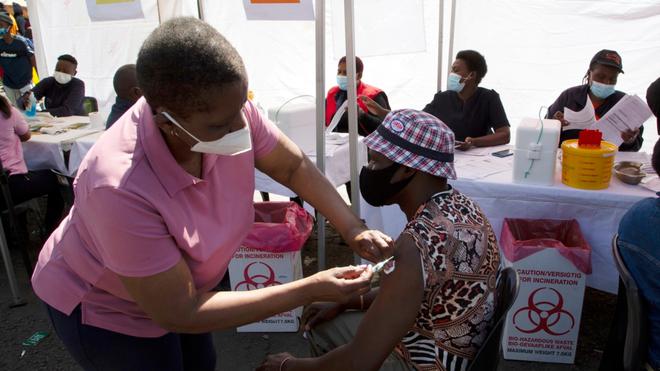 Des sites de vaccination anti-Covid près de bureaux de vote lundi en Afrique du sud
