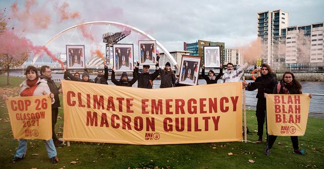 COP26 : les décrocheurs de portraits dénoncent la responsabilité de Macron dans la crise climatique