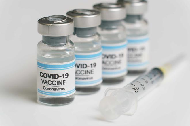 Les vaccins anti-Covid seraient cinq fois plus efficaces pour prévenir l’hospitalisation que l’immunité naturelle seule
