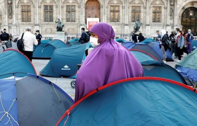 “On ne bougera pas d’ici”. À Paris, des migrants se mobilisent pour exiger d’être logés à vos frais