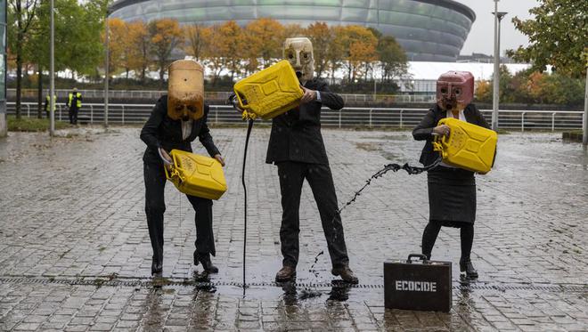 COP26 : des militants d'Ocean Rebellion vomissent du pétrole devant une raffinerie en Ecosse