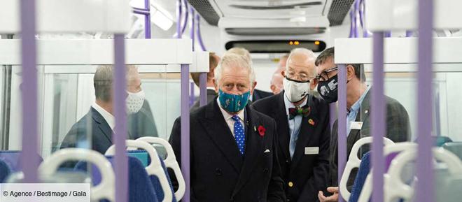 PHOTOS – Le prince Charles dans un train à Glasgow… Ça n'arrive pas souvent !