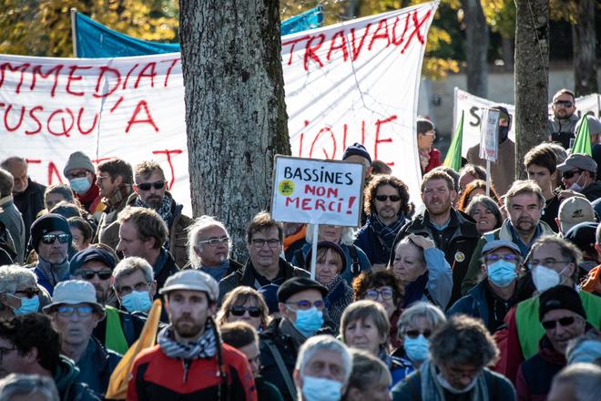 Deux-Sèvres : heurts avec la police lors d'une manifestation contre des projets de «méga-bassines»