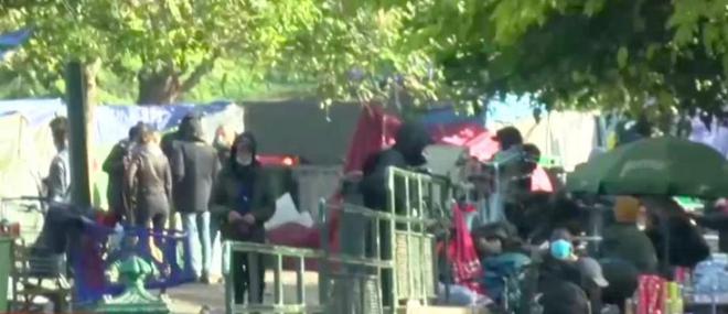 "Morandini Live" retourne ce matin porte de la Villette: "Il n'y a plus de policiers et plus aucun véhicule de nettoyage car ils ne savaient pas qu'on revenait" - VIDEO
