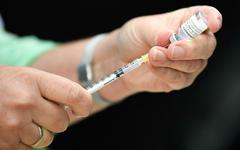 Vaccin anti-Covid : sans 3e dose, le passe sanitaire des plus de 65 ans sera désactivé au bout de 6 mois et 5 semaines