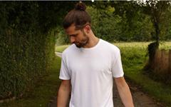 Un jeune français lance le T-Shirt compostable