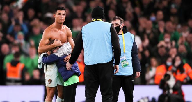 Irlande - Portugal : pas d'amende pour la petite fille qui est allée voir Cristiano Ronaldo sur le terrain !