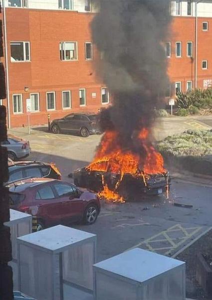 Un véhicule explose devant un hôpital à Liverpool, la police antiterroriste chargée de l’enquête
