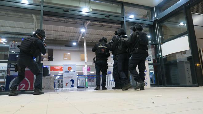«Venez vite à l’aéroport, on nous tire dessus» : au cœur d’une spectaculaire simulation d’attentat à Beauvais