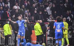 Ligue 1 : le match Marseille-Lyon arrêté après un jet de bouteille sur Dimitri Payet