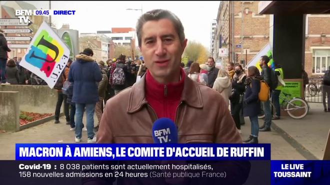 François Ruffin aux côtés de soignants à Amiens lors de la visite d'Emmanuel Macron
