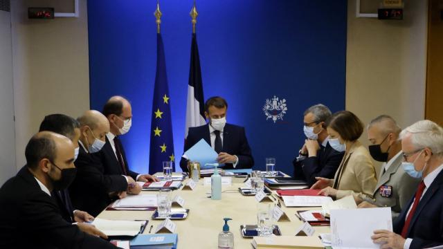 DIRECT. Covid-19 : Emmanuel Macron réunit un conseil de défense pour faire face à la cinquième vague
