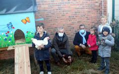 Des poules à l’école de Blacqueville, près de Rouen, pour limiter les déchets de la cantine