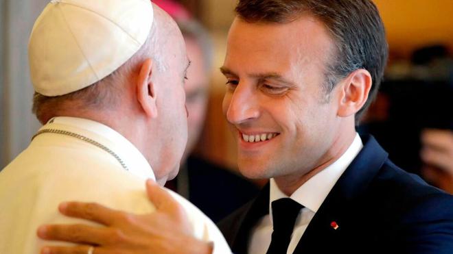 «Le président et le Saint-Père entretiennent un contact fréquent» : Macron en quête d’aura papale