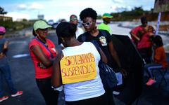 Violences en Guadeloupe : le gouvernement envisage une «solution individuelle» pour les soignants suspendus