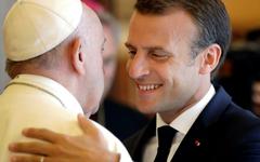 Emmanuel Macron offre deux biographies du Jésuite Ignace de Loyola au Pape François