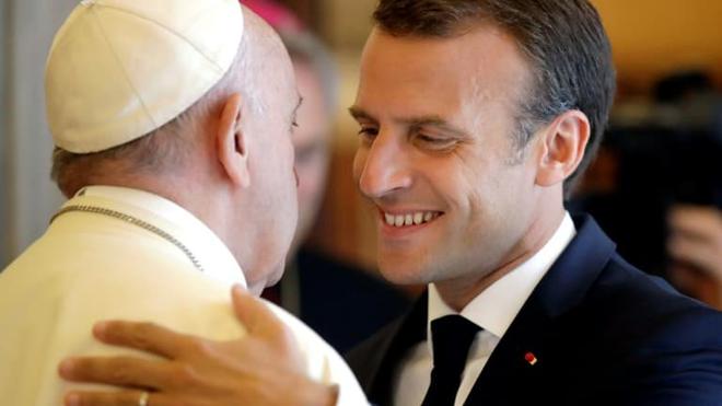 Emmanuel Macron offre deux biographies du Jésuite Ignace de Loyola au Pape François