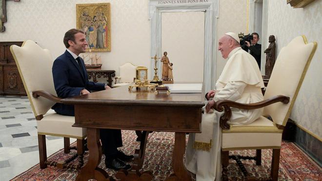 Le président français Emmanuel Macron arrive au Vatican pour rencontrer le pape François