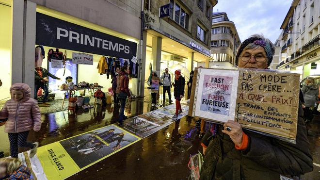 Extinction Rebellion à Rouen fait le choix de la désobéissance civile à l’heure du Black Friday