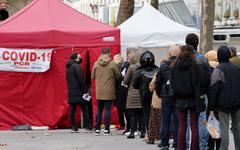 Variant Omicron : aucun cas détecté en France, mais un risque «élevé à très élevé» qu’il se répande en Europe