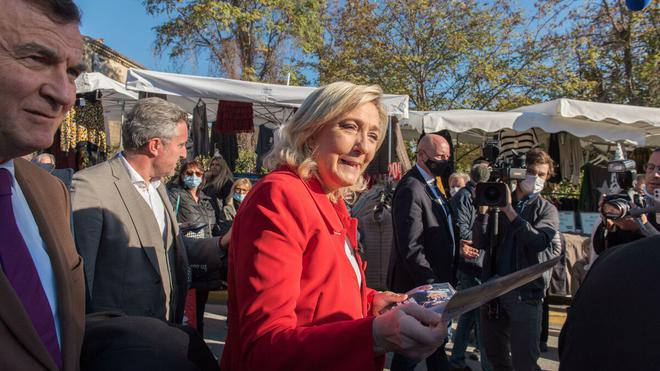 Présidentielle 2022 : comment Marine Le Pen veut relancer son duel avec Macron