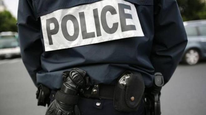 Un policier hors service grièvement blessé par arme blanche à Paris