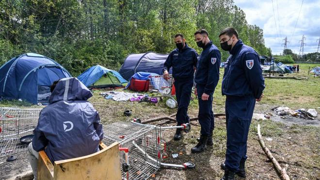 Calais : la préfecture se défend de donner la consigne de lacérer les tentes de migrants