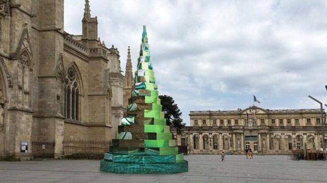 À Bordeaux, pas d’arbre mort, mais un sapin de Noël tout en... verre
