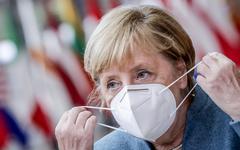 Angela Merkel soutient une vaccination obligatoire contre la Covid alors que l'Allemagne accepte un confinement de fait pour les non-vaccinés (The Telegraph)