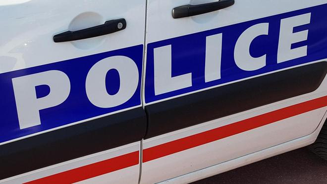 Ivre à Dieppe, il roule à contresens devant la police et percute un îlot central