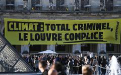 Greenpeace saisit la justice contre le musée du Louvre qui noue un partenariat avec TotalEnergies