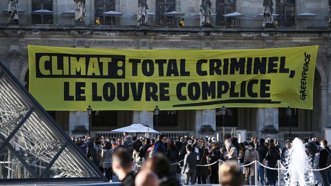 Greenpeace saisit la justice contre le musée du Louvre qui noue un partenariat avec TotalEnergies