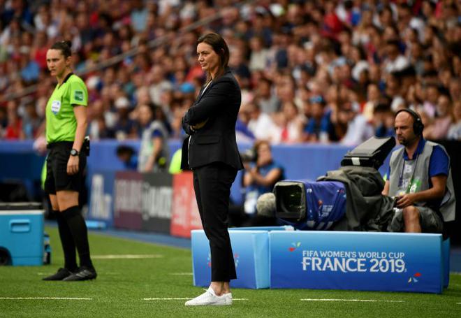 Bleues: «Debout» malgré les critiques, Diacre rappelle Henry