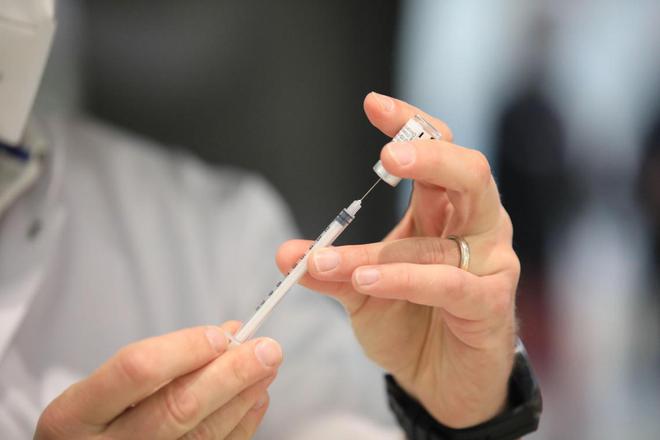 Covid-19 : malgré la reprise épidémique, Pfizer affirme que son vaccin est efficace contre Omicron