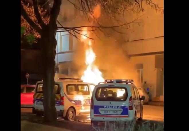 Firminy (42): des véhicules de police incendiés avec des cocktails molotov