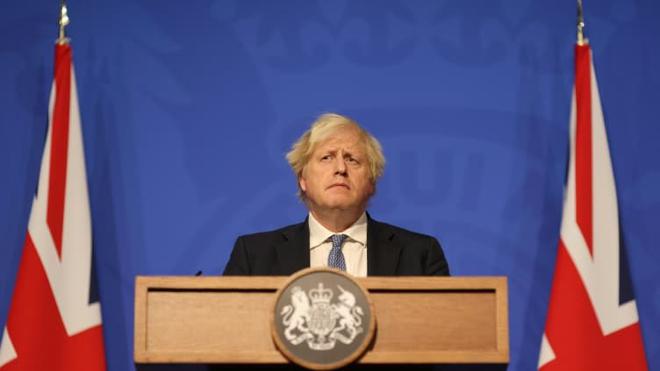 Covid-19: "un raz-de-marée arrive" au Royaume-Uni, prévient Boris Johnson