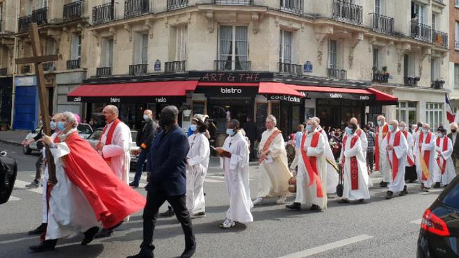 « Sur le Coran je vais t’égorger ! Ici c’est la terre d’Allah ! » : une procession catholique attaquée à Nanterre, le prêtre menacé de mort, les fidèles traités de « kouffars »