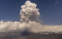 Volcan aux Canaries : 33.000 personnes confinées à cause des émissions de gaz toxiques