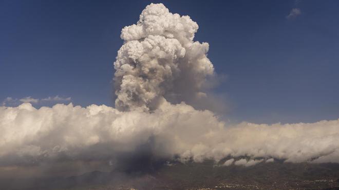Volcan aux Canaries : 33.000 personnes confinées à cause des émissions de gaz toxiques