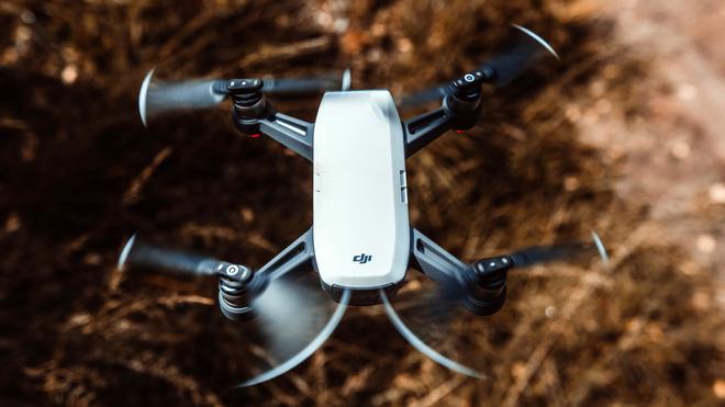 La loi qui organise la surveillance policière par drone a été définitivement adoptée - Numerama